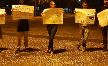 Estudantes de Criciúma manifestam-se contra família Bolsonaro