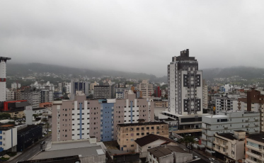 Sexta com céu nublado e Sol para Finados