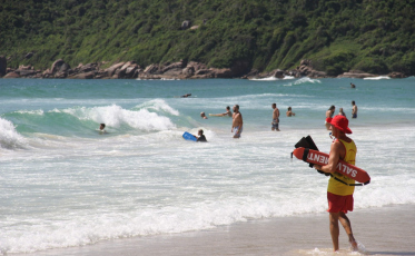Feriadão terá equipes de guarda-vidas no litoral Sul