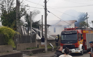 Casa pega fogo no bairro Santa Augusta (VÍDEO)