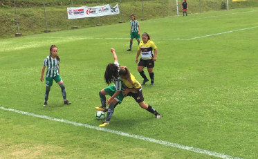 Uma vitória e uma derrota no torneio da Conmebol