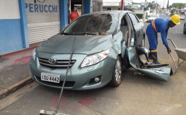 Tubo de concreto cai de caminhão e atinge condutor