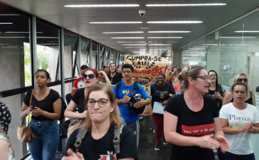 Professores protestam na prefeitura de Criciúma (VÍDEO)