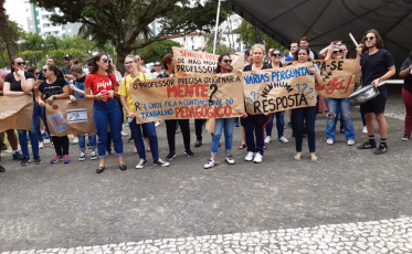 Professores protestam na prefeitura de Criciúma (VÍDEO)