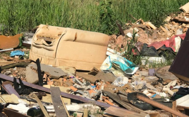 Montoeira de lixo ao lado do Anel Viário, em Içara