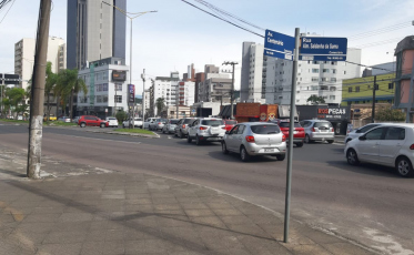 Trânsito engarrafado pelas obras na Avenida Centenário