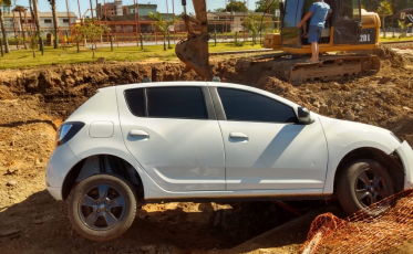 Carro ultrapassa barreira de sinalização e é abandonado em canteiro de obras em Içara