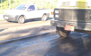Carros e caminhões dividem espaço na Centenário