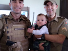 Policiais Militares se emocionam em reencontro com bebê que salvaram