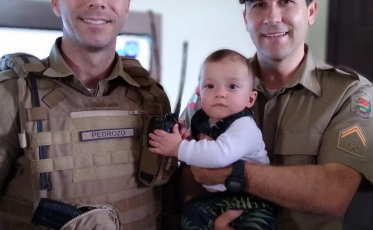 Policiais Militares se emocionam em reencontro com bebê que salvaram