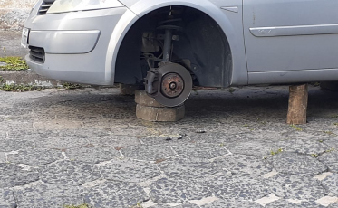 Carro amanhece arriado sem os quatro pneus no Santa Bárbara