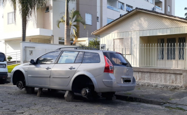 Carro amanhece arriado sem os quatro pneus no Santa Bárbara