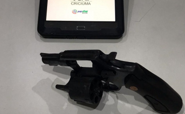 Polícia Militar prende três pessoas por porte ilegal de arma 