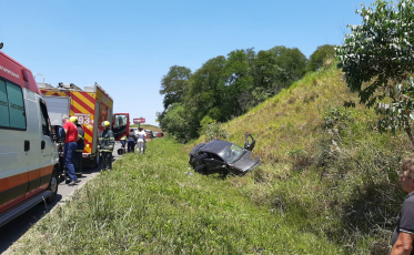 Motorista perde o controle do veículo e capota na Via Rápida