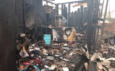 Família tenta recomeçar depois de casa ser atingida por incêndio