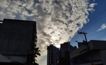 Sol entre nuvens na primeira hora da manhã e temperatura abaixo da média na terça-feira