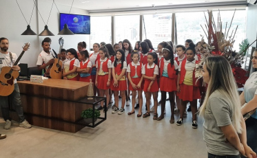 Coral Vozes de Esperança visita a Rádio Som Maior e o 4oito (VÍDEO)