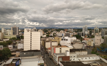 Semana começa com tempo abafado 