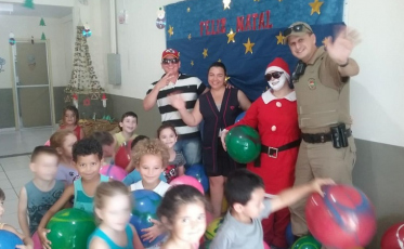 CEI's da Afasc recebem presentes da arrecados pela Polícia Militar