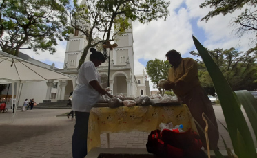 Indígenas vendem ervas naturais no centro de Criciúma (VÍDEO)