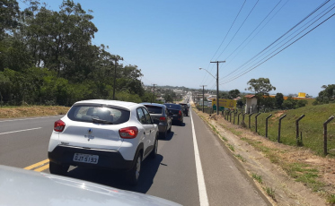 Feriado aliado ao calor causa engarrafamento na ida ao Rincão (VÍDEO)
