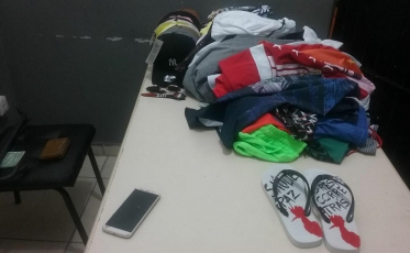 Trio furta loja de roupas e dois acabam pegos pela Polícia