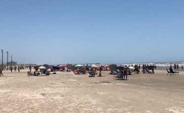 Praia do Rincão lotada no sábado de calor