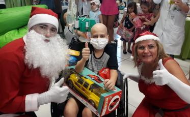 Natal Mais Solidário entrega brinquedos para crianças do Hospital São José 