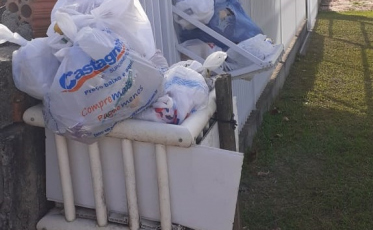 Lixo se acumula em frente à casas do Rincão
