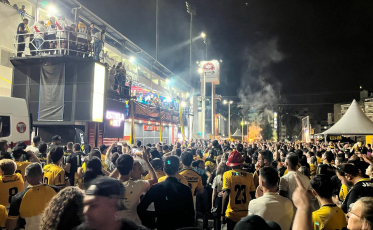 Carvoeiros estão loucos em volta do estádio