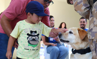 AMA e Polícia Militar realizam terapia para autistas com auxilio de animais
