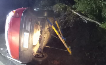 Urussanga: carro capota em acidente na SC-108