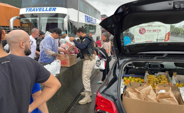 Isolados no Morro dos Cavalos há dois dias, usuários da BR-101 recebem apoio da PRF