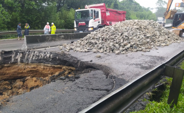 VÍDEO e FOTOS: veja o afundamento da pista no Morro dos Cavalos