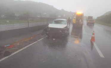 Carro bate em canteiro na BR-101 e capota 