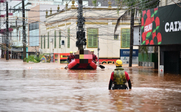 Bombeiros catarinenses já resgataram mais de 300 pessoas no RS