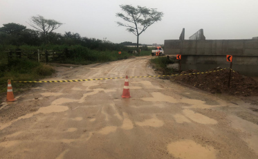 Defesa Civil de Içara interdita ponte na Rodovia dos Trilhos