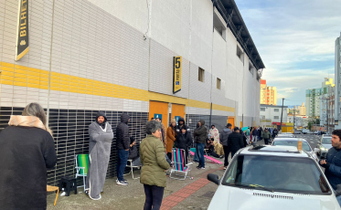 Palmeirenses formam fila enorme na bilheteria do Heriberto Hülse