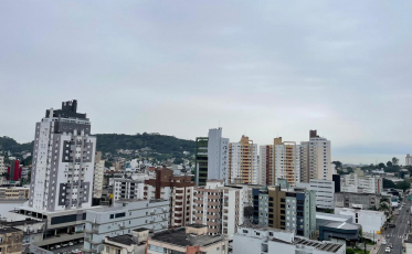 Tempo nebuloso e com chuva marca esta quinta