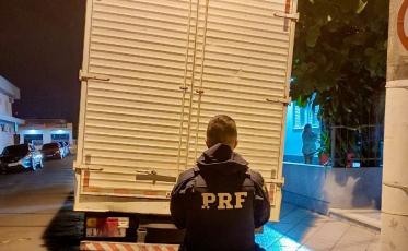 Em Sombrio, PRF recupera caminhão que havia sido furtado no RS