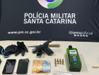 PM prende dois homens após encontrar drogas e armas de fogo em casa no Balneário Rincão