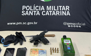 PM prende dois homens após encontrar drogas e armas de fogo em casa no Balneário Rincão