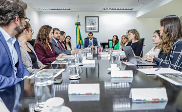 AGU quer acordo com plataformas para combater fake news sobre RS