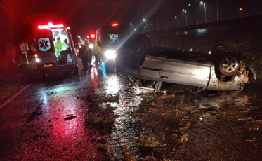 Após capotamento, seis pessoas são hospitalizadas em Araranguá 