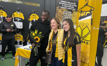 Bolasie faz a alegria do torcedor carvoeiro em sessão de autógrafos