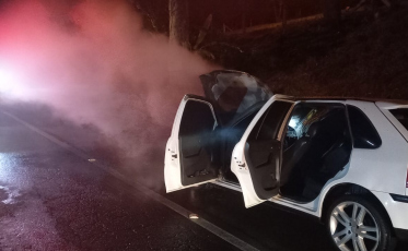 Carro pega fogo em Cocal do Sul