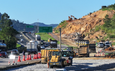 BR-101 Sul/SC terá bloqueio para detonação de rochas nesta terça-feira 
