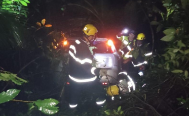 Motorista desce barranco após saída de pista em Nova Veneza