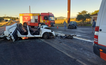 Meleiro: acidente deixa homem preso nas ferragens de carro