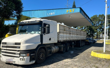 Carreta com donativos para o RS é apreendida com toneladas de maconha na BR-101